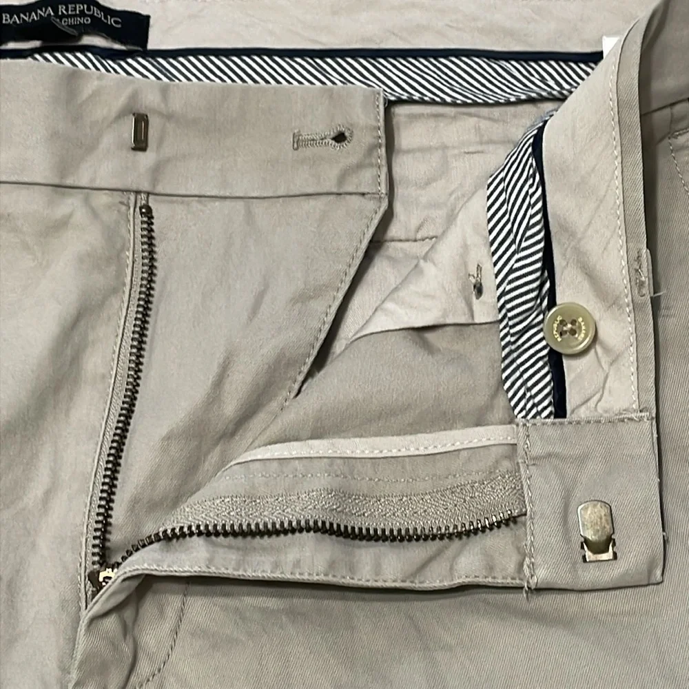 Banana Republic Aiden Chino men’s Size 34 cotton flat‎ front khaki pants.